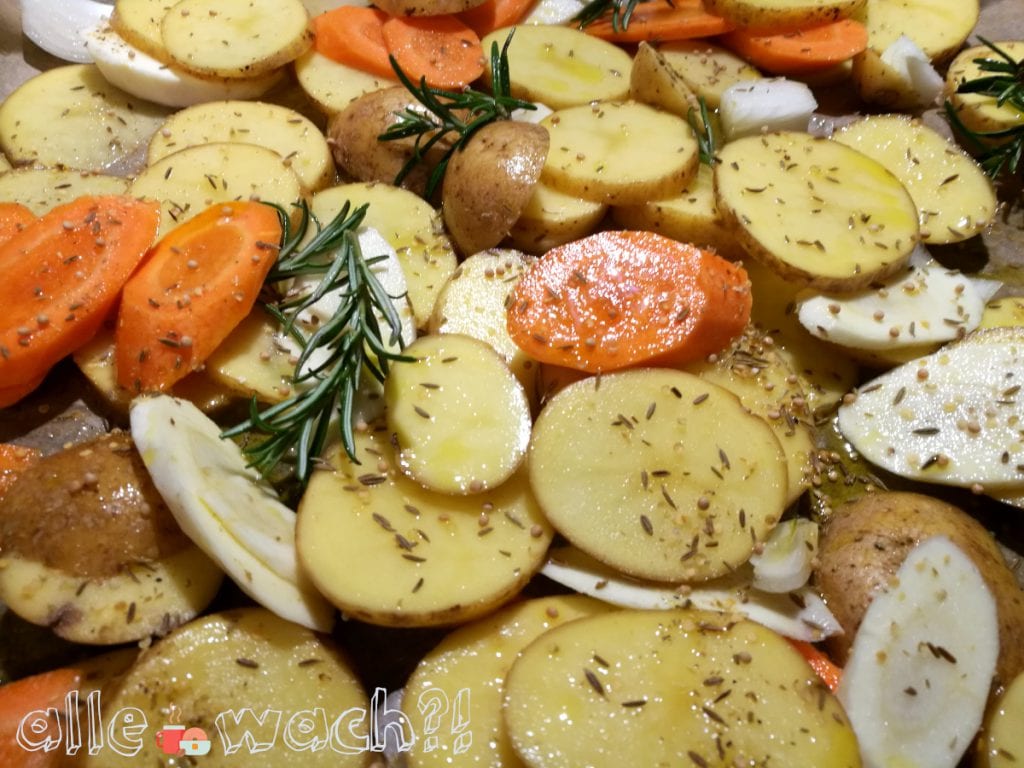 Einfaches Rezept für Ofengemüse vom Blech mit Kartoffeln, Möhren, Pastinaken und Paprika