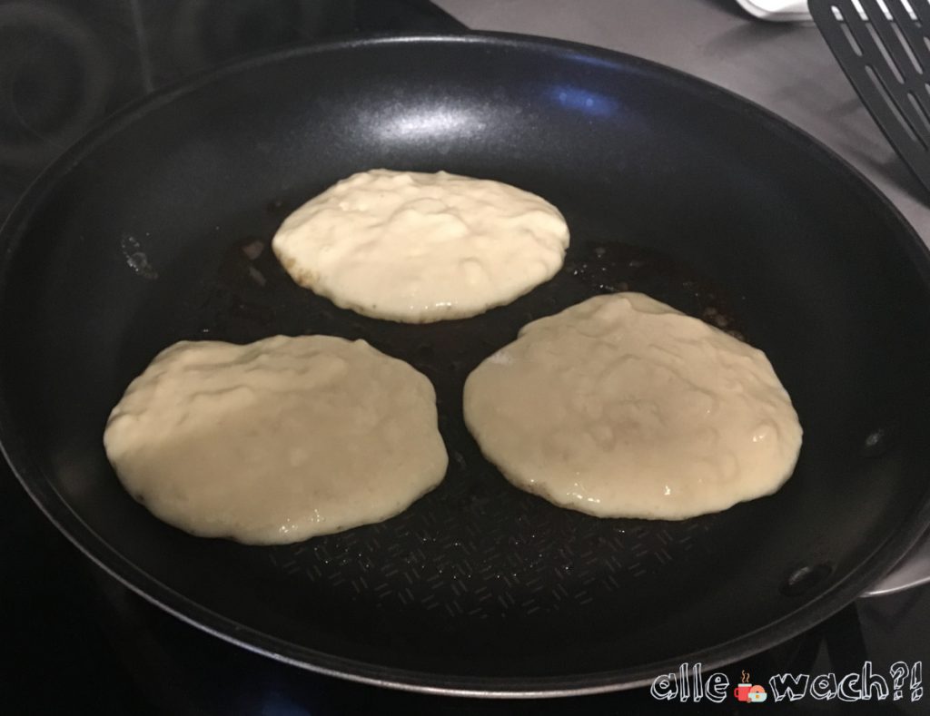 Buttermilch-Pancakes braten
