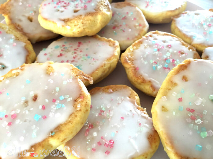 Saftige Mini Amerikaner mit Zuckerguss & Streuseln | Alle wach?! Saftige Mini Amerikaner mit Zuckerguss & Streuseln | Alle wach?!